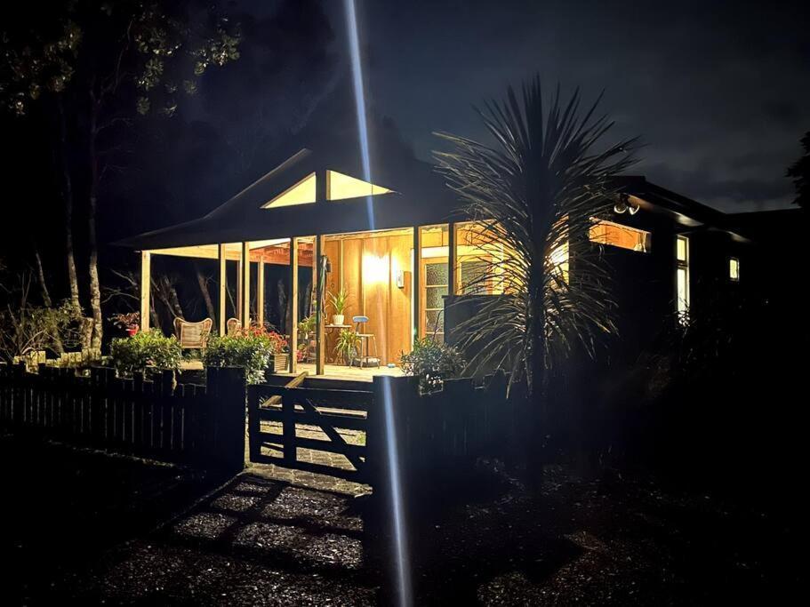 Oakura Pond Cottage - A Unique Kiwi Holiday Bach 외부 사진