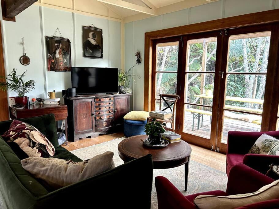Oakura Pond Cottage - A Unique Kiwi Holiday Bach 외부 사진