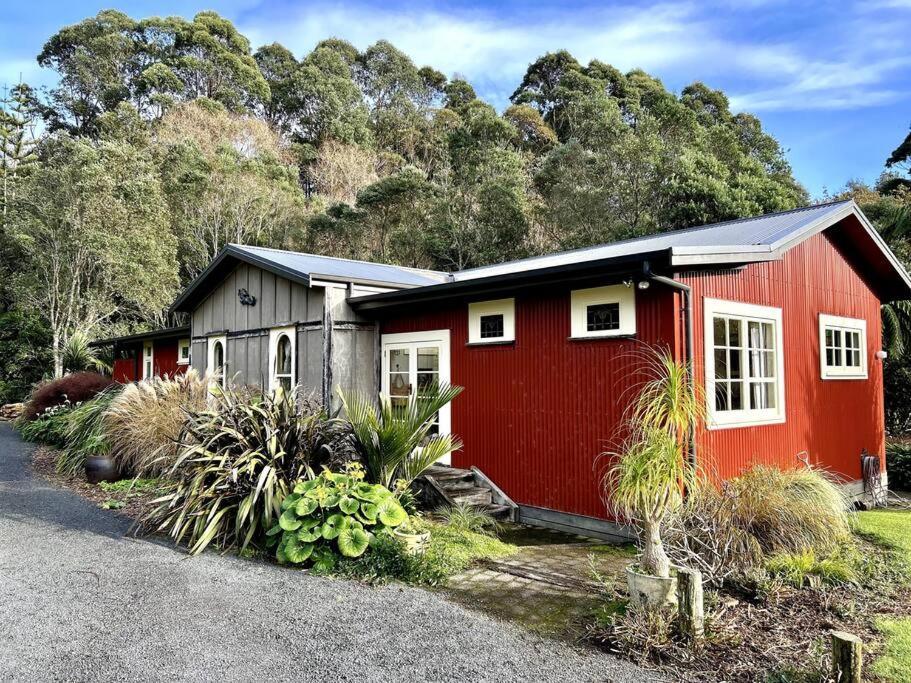 Oakura Pond Cottage - A Unique Kiwi Holiday Bach 외부 사진